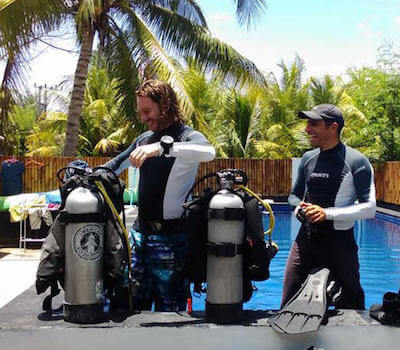 Divemaster candidates prepare to practice skills in the pool.