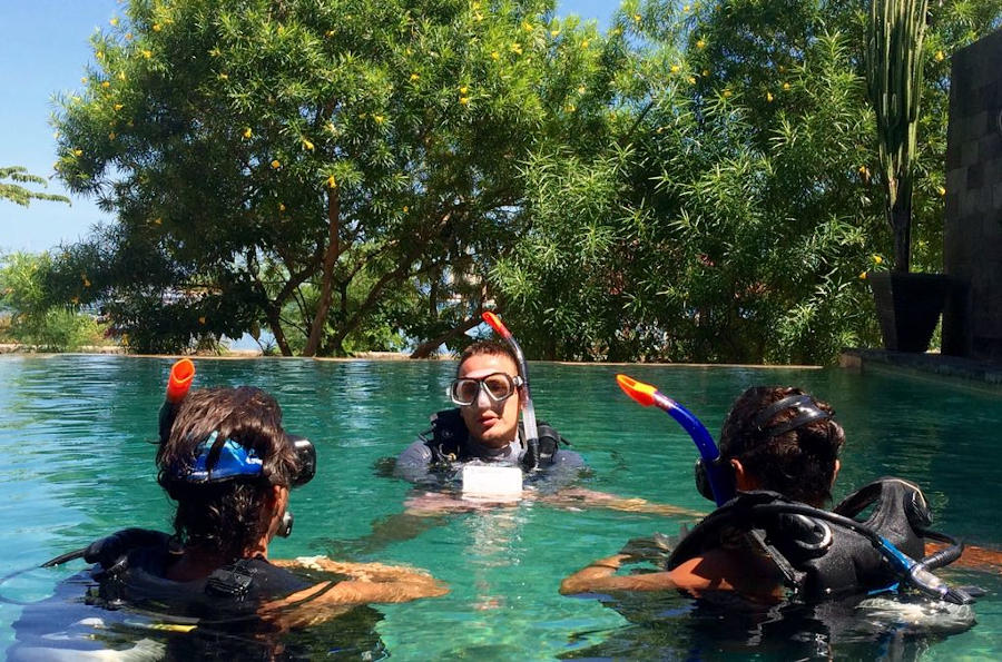 Divemaster candidates prepare to practice skills in the pool.