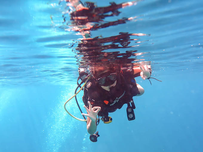 a diver signals okay during resue course