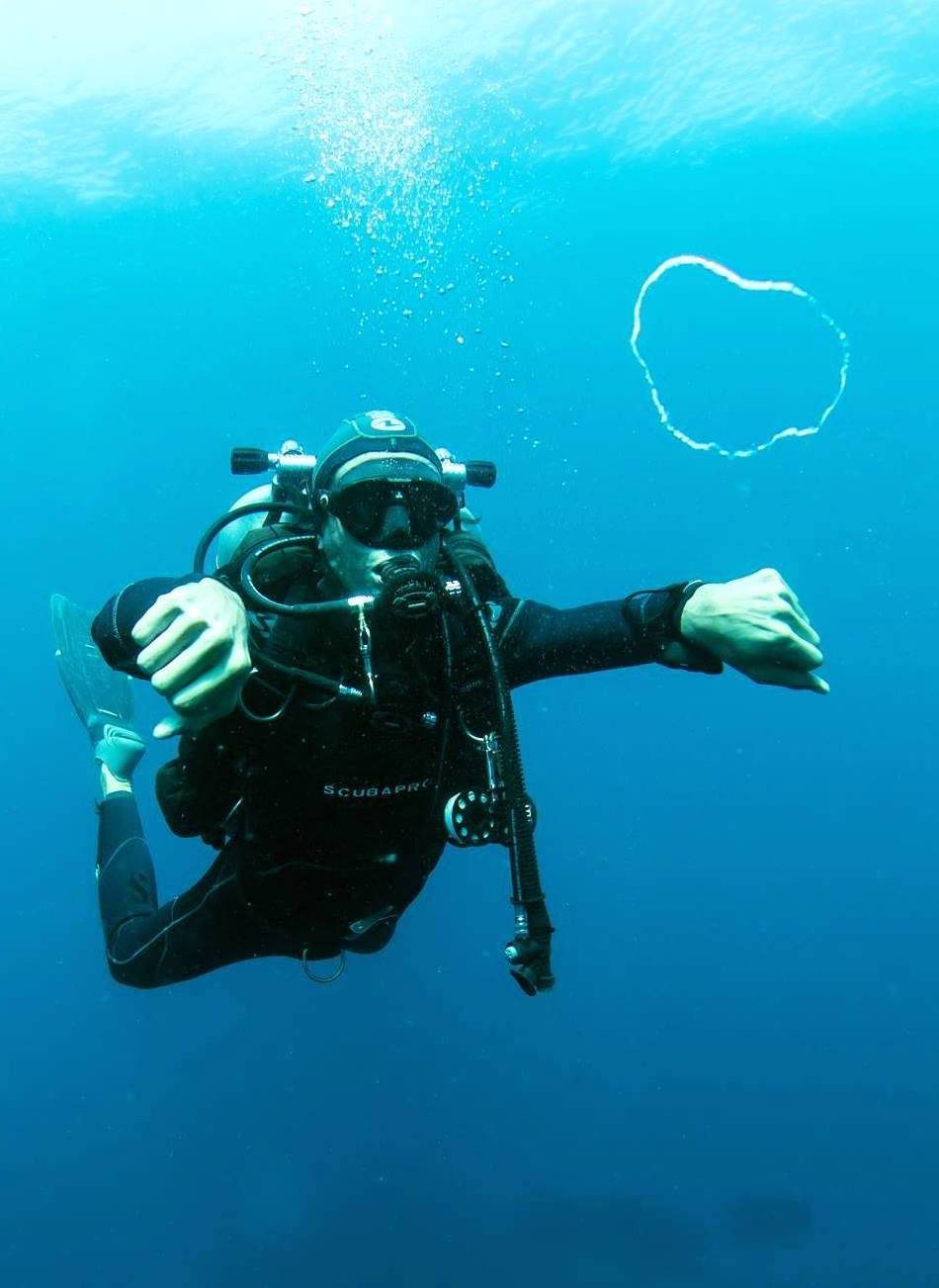 diver-under-water-signaling